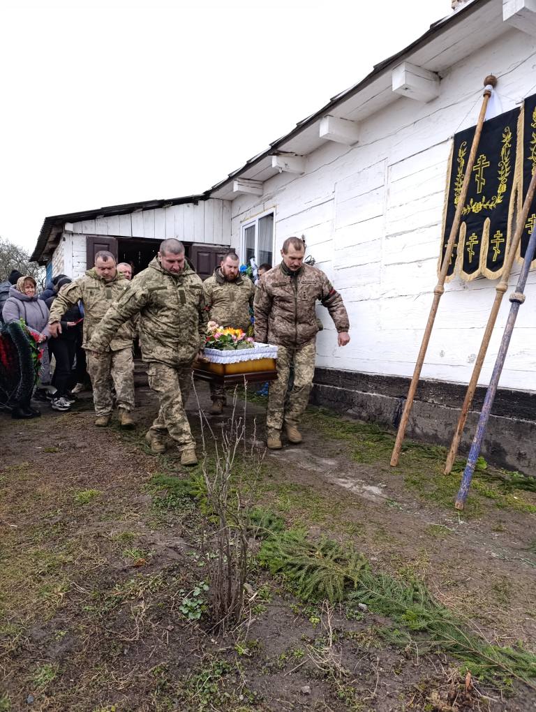 Нещодавно одружився, мріяв про спільне життя з коханою і про дітей: на Волині поховали 23-річного Героя Віталія Забродського