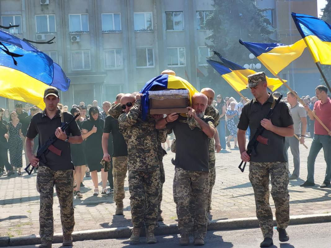 Син і донька втратили батька: на Волині попрощались з Героєм Дмитром Лисюком