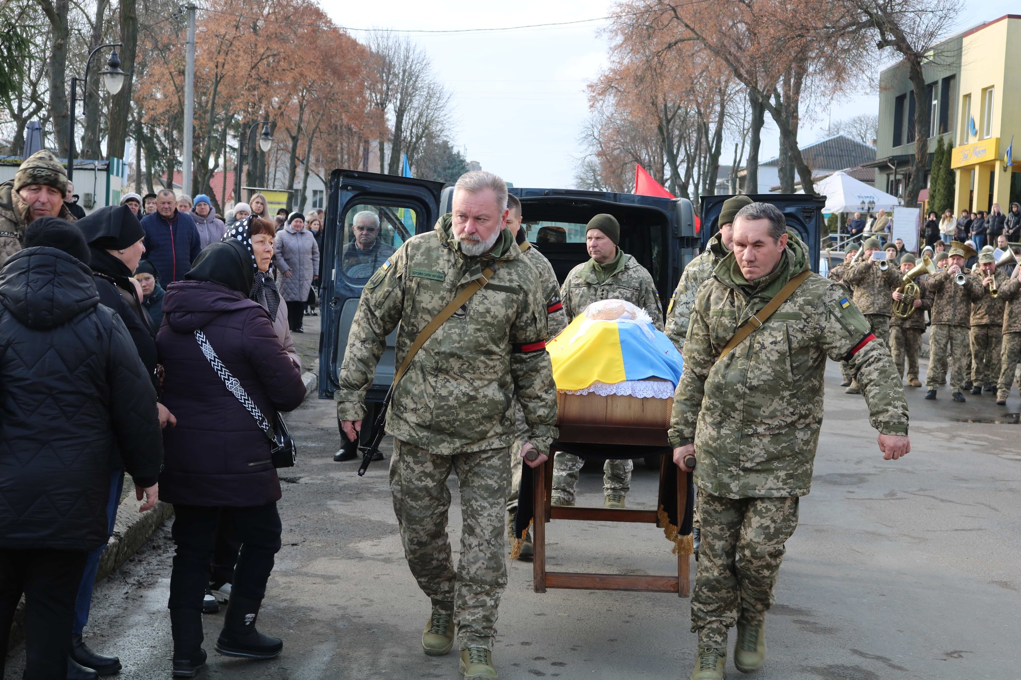 Понад рік вважався безвісти зниклим: у Луцькому районі поховали Героя Василя Цвілюка