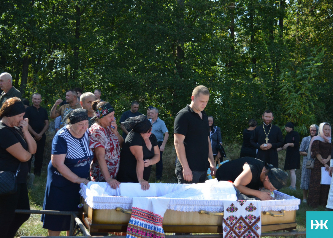 Пройшов крізь жахіття війни: волиняни провели в останню дорогу захисника України Степана Смаля