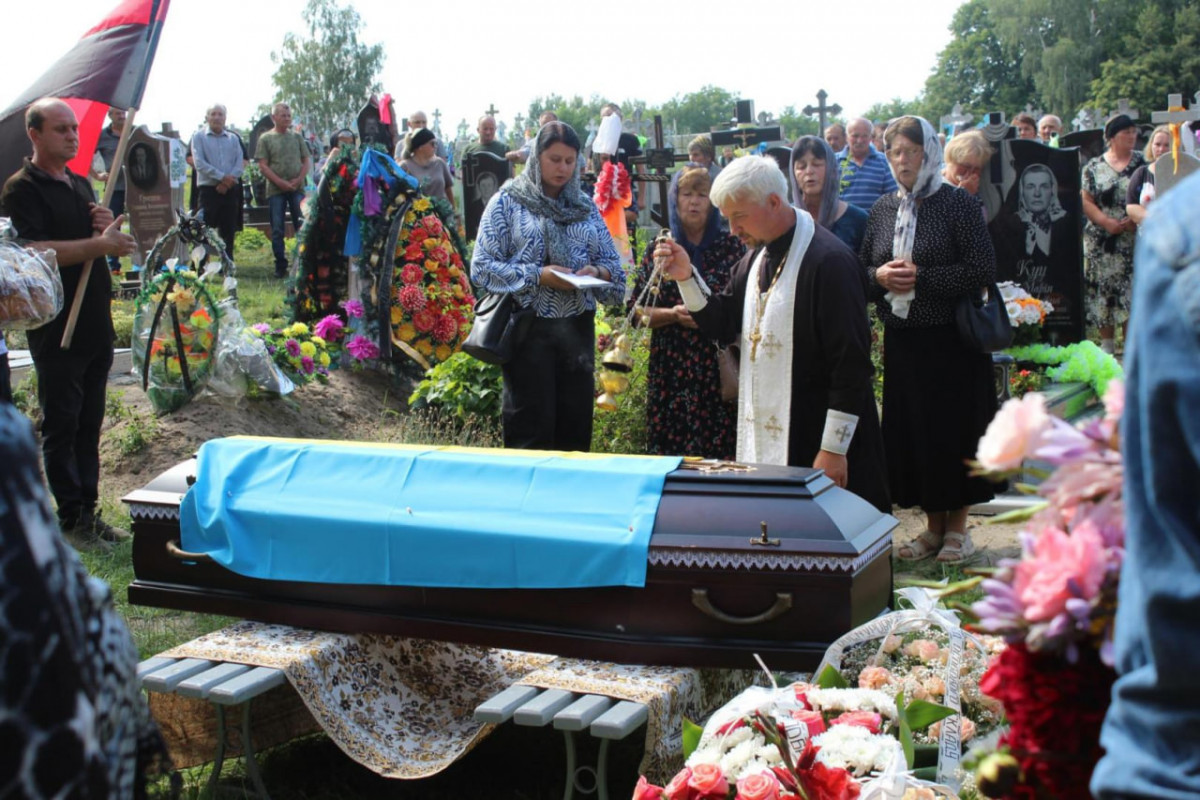 Весільний коровай - у траурній процесії: на Волині попрощалися з Героєм Віктором Бурковським