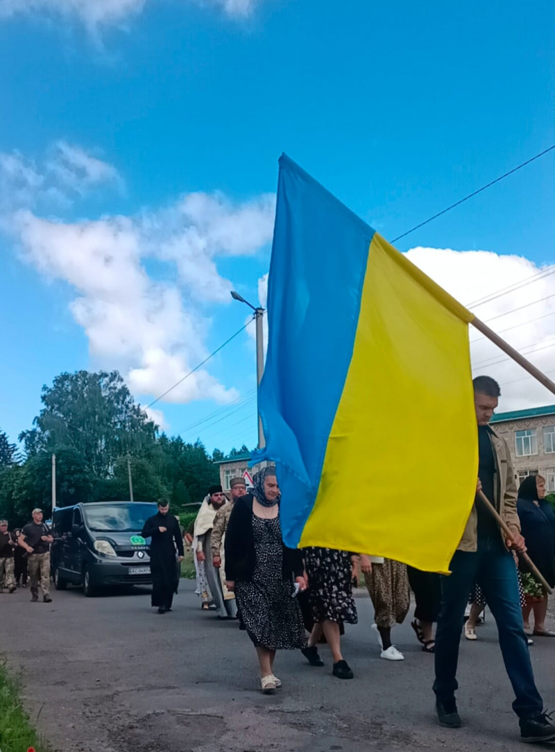 У селі на Волині в останню дорогу провели 31-річного Героя Володимира Столярчука