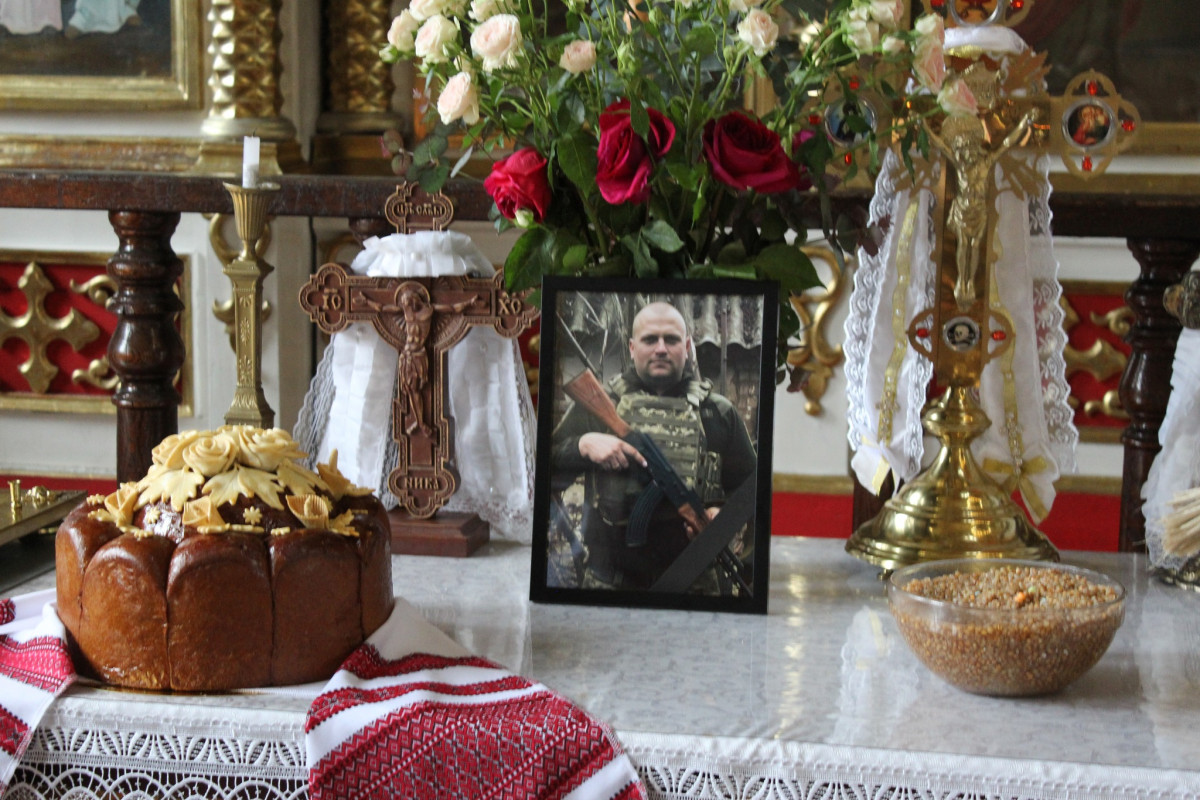 «Тепер тато захищатиме з небес»: волиняни попрощалася з 25-річним Антоном Хвостюком