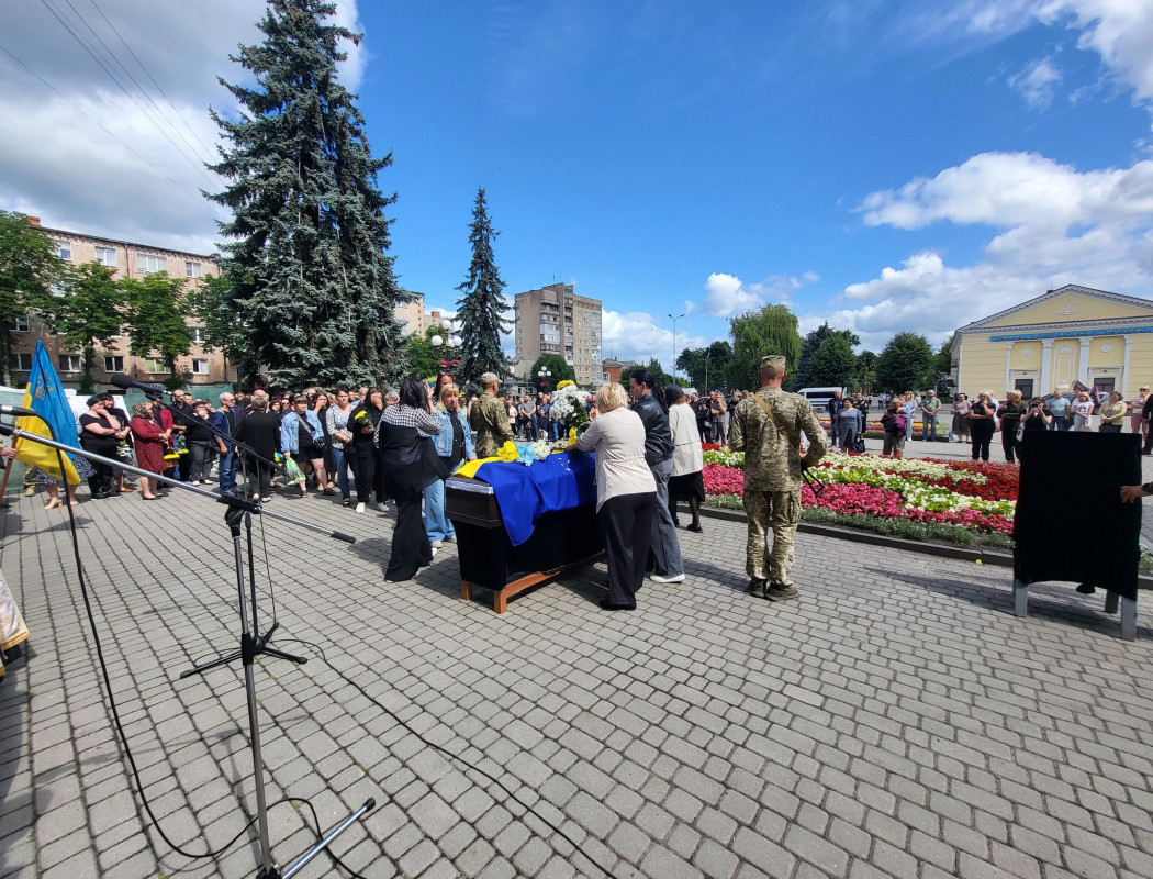 Надію родини змінила страшна звістка: на Волині попрощалися з Героєм Віктором Дорощуком, який довгий час вважався зниклим безвісти