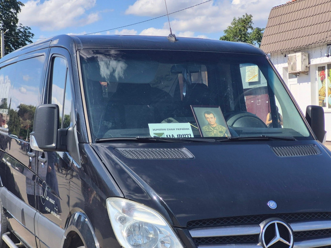 Понад 5 місяців чекали на диво: на Волині попрощалися із загиблим воїном Вадимом Королюком
