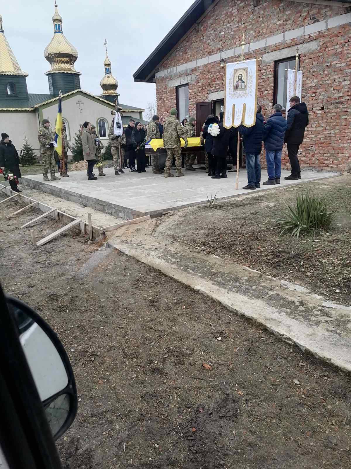 Дев’ять місяців вважався зниклим безвісти: на Волині останню земну дорогу провели Героя Василя Шміло