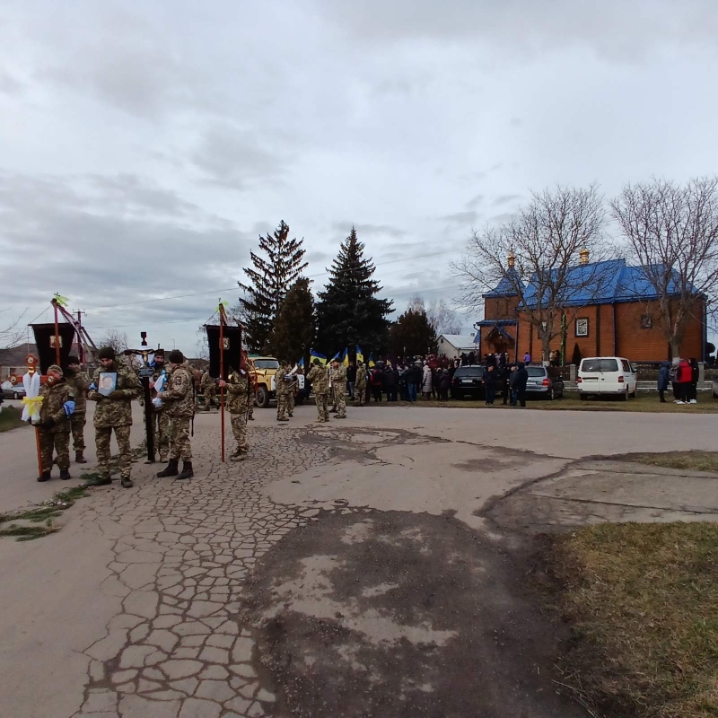 Захищав кожного з нас: волиняни провели в останню дорогу 57-річного Героя Віталія Шарапановського