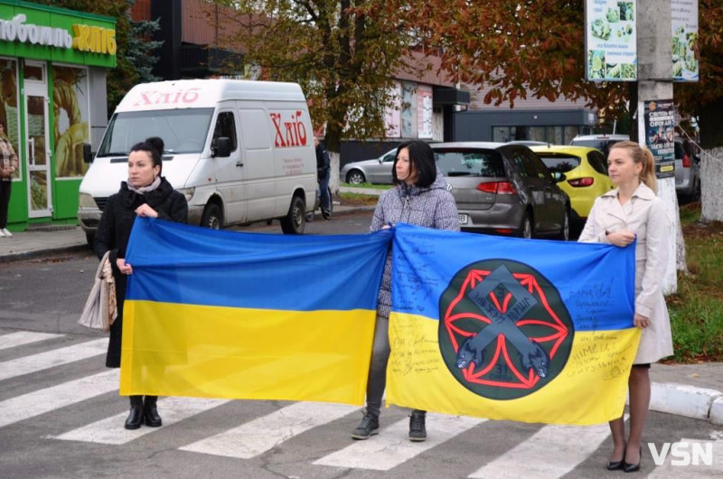 Життя зупинилося на хвилину: у прикордонному місті на Волині вшанували тих, хто загинув від війни