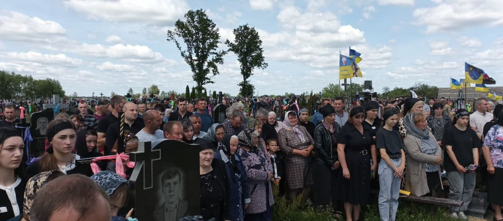 Додому Герой повернувся у домовині: на Волині попрощалися з полеглим на фронті Іваном Каменчуком