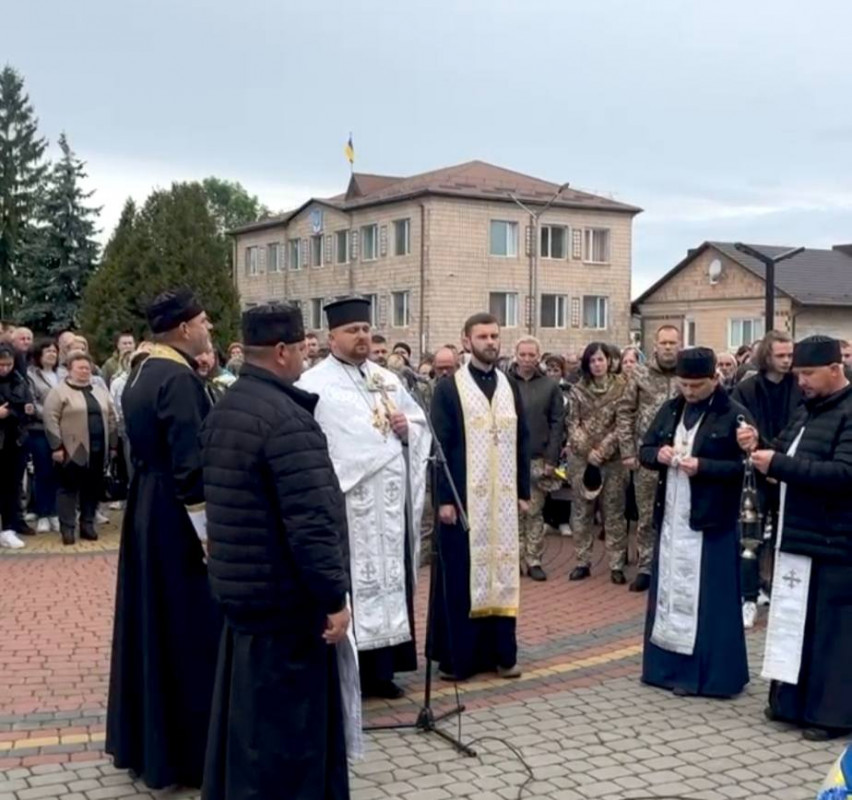 Весільний коровай розділили на кладовищі: на Волині попрощалися з молодими Героєм Сергієм Уляницьким