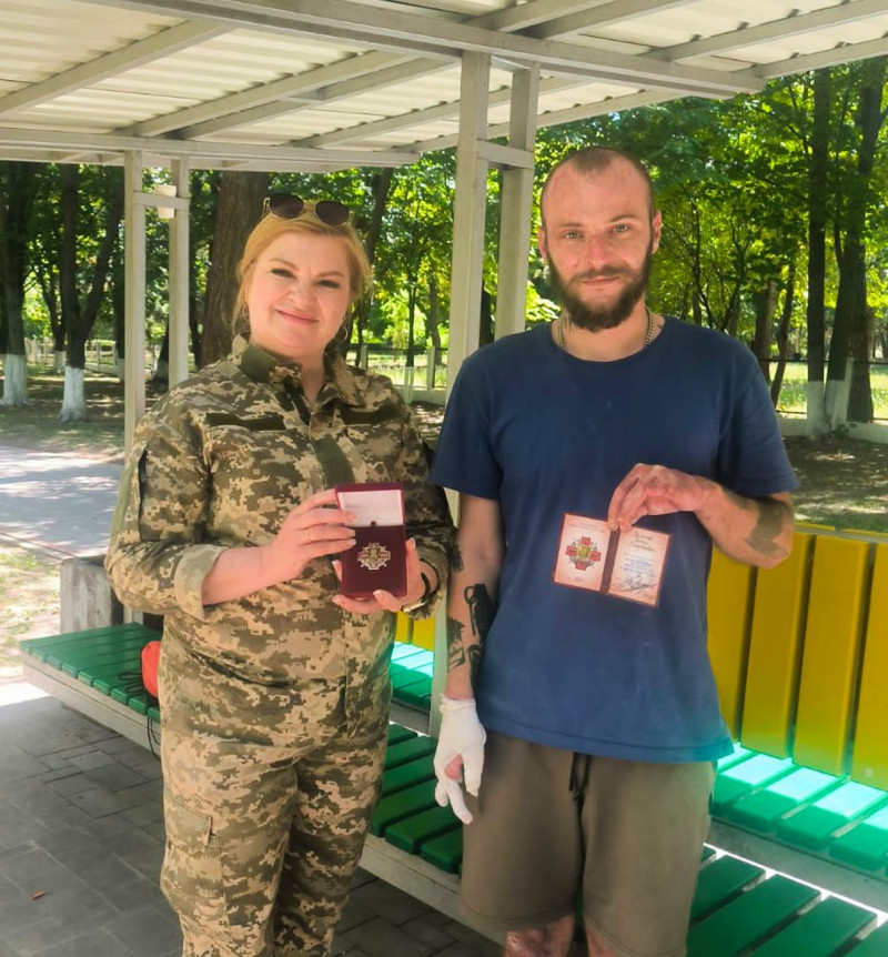 Поранених бійців 100-ї ОМБр відвідали у лікарнях та вручили почесні відзнаки