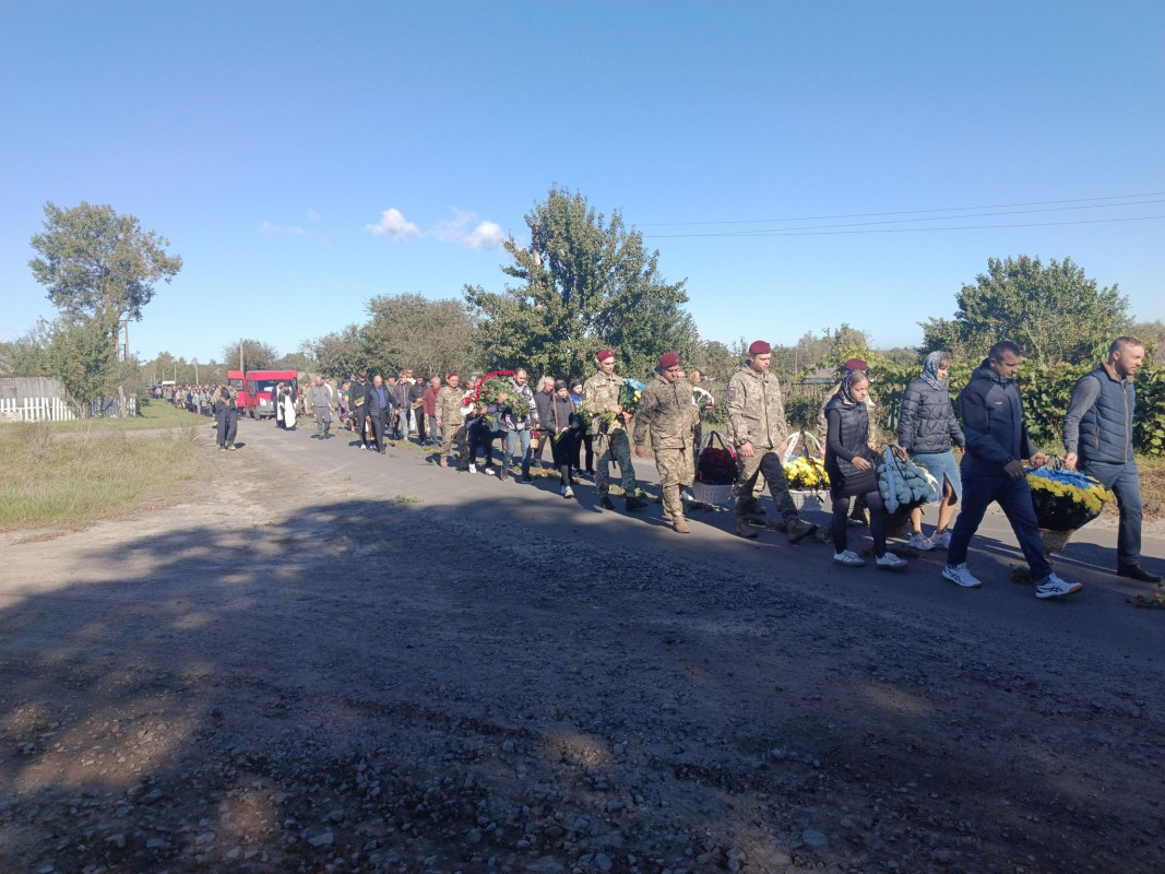 Овдовіла дружина, син та донечка так рано втратили батька: на Волині провели в останню земну дорогу Героя Сергія Водька