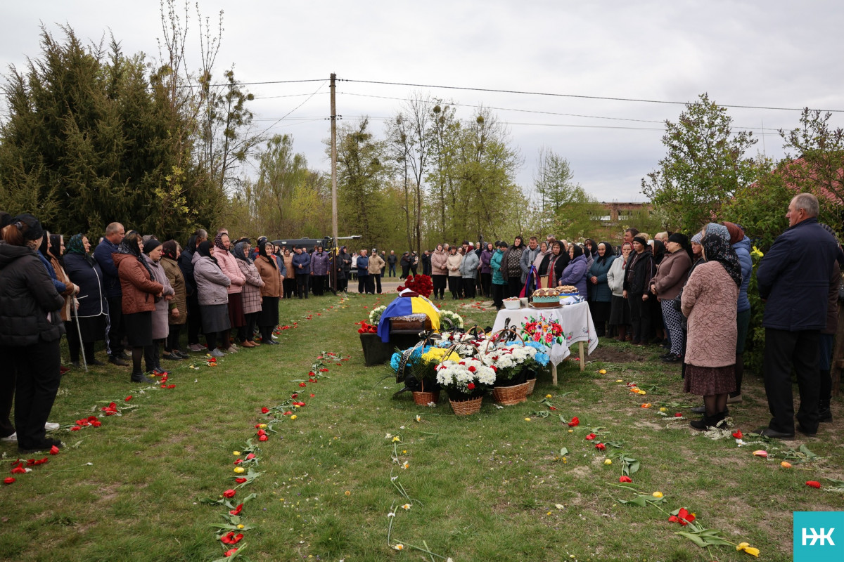 Біль двох сіл: на Волині провели в останню путь воїна Володимира Ридчука