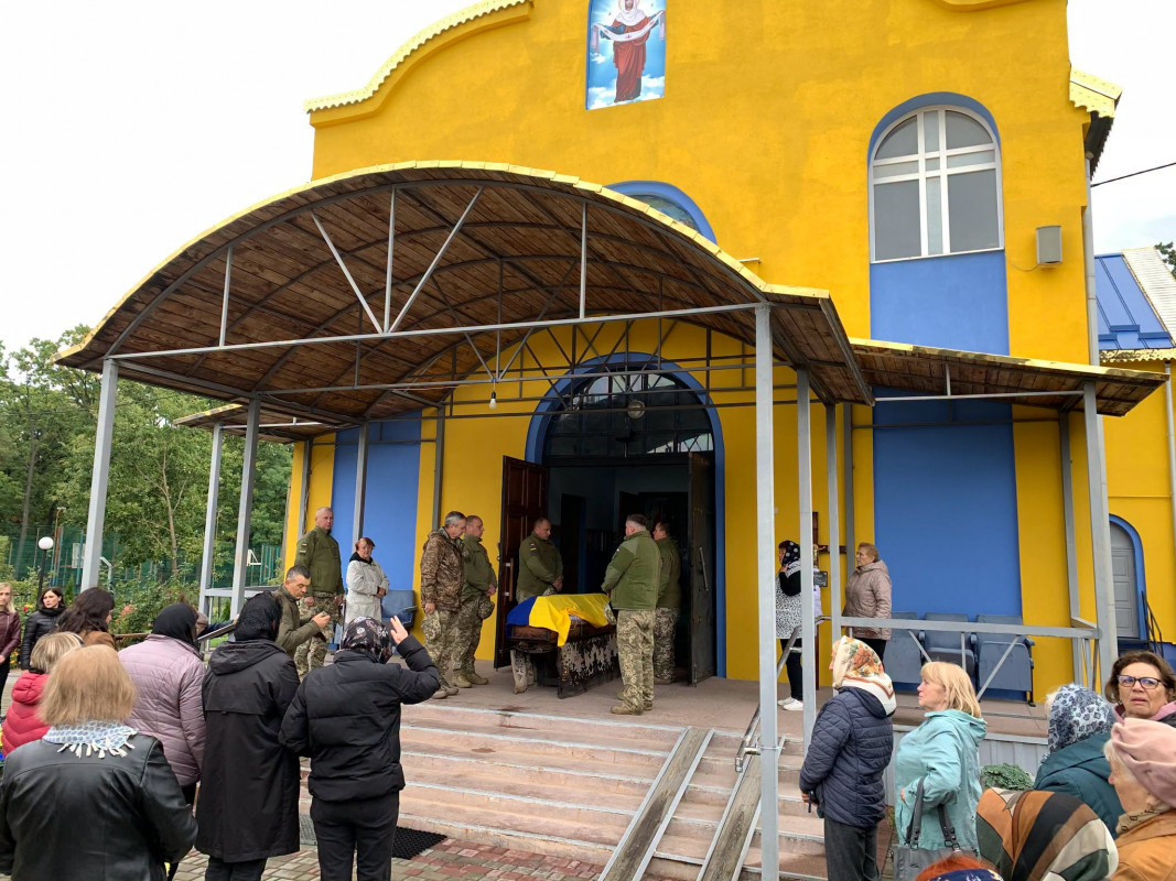 Загинув понад рік тому: у Луцькому районі провели в останню путь захисника Юрія Бондарука