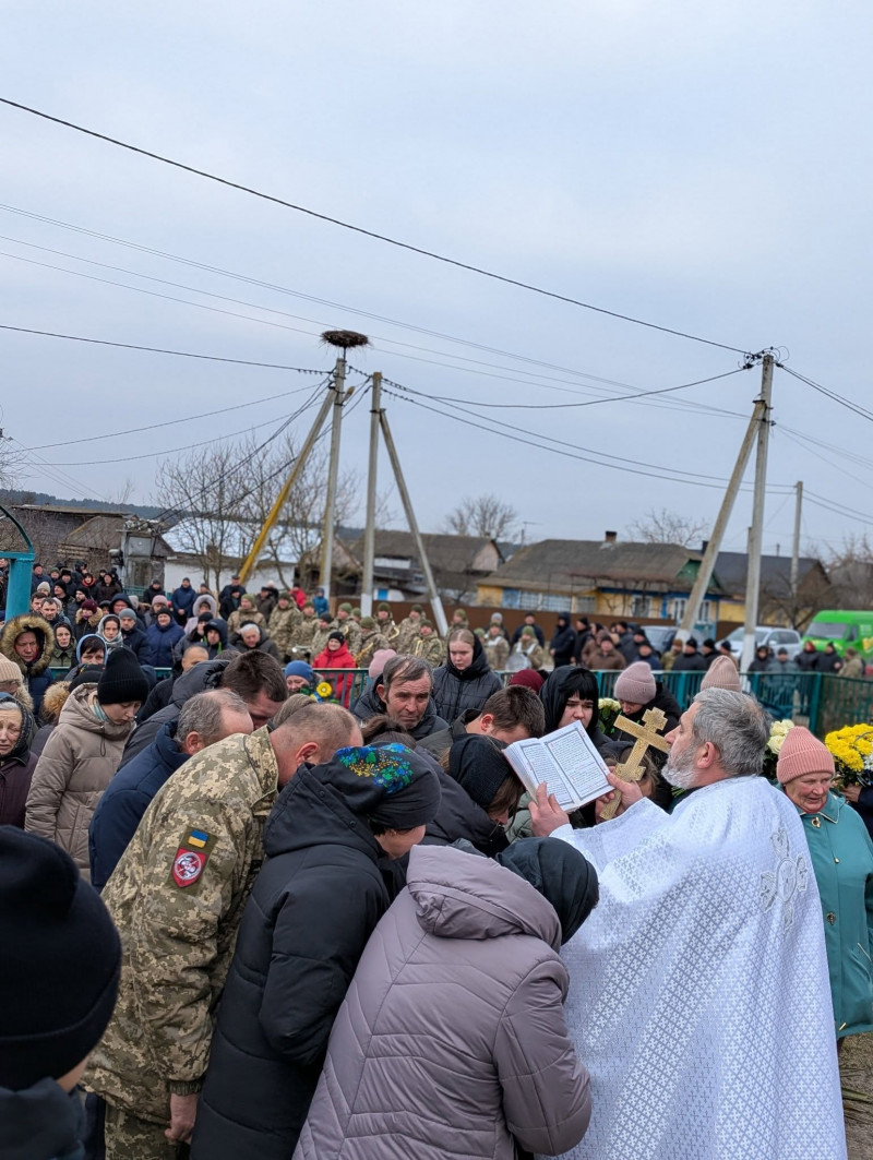 Не дочекалася матір наймолодшого сина, дружина втратила надійного чоловіка, син і доньки люблячого татуся: на Волині поховали Героя Петро Проца