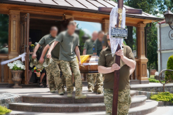 Громада знову у жалобі: У Володимирі попрощалися із загиблим солдатом