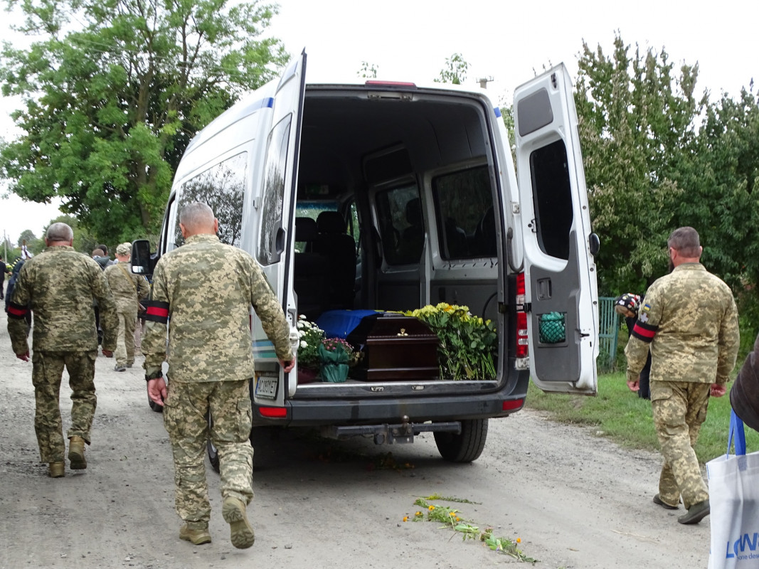 Багато місяців вважався зниклим безвісти: у громаді на Волині поховали Героя Олександра Чирку