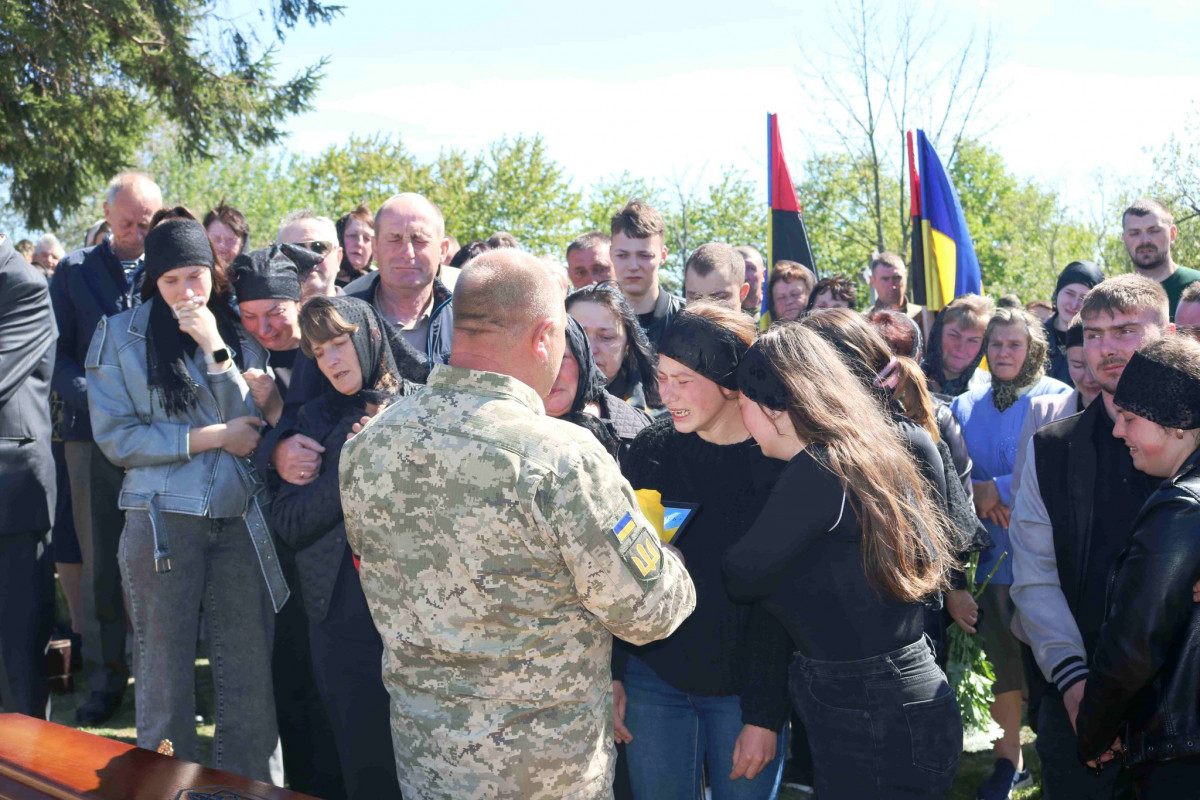 Безстрашно вибивав окупантів з української землі: на Волині поховали молодого Героя Романа Возняка