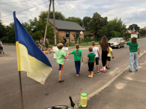 У Володимирі школярі пригощають водіїв випічкою та лимонадом, аби ті жертвували для ЗСУ