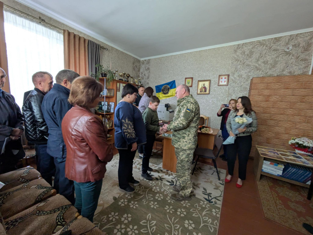 «Микола був люблячим чоловіком та батьком, а Олександр чудовим сином»: двох Героїв з Волині посмертно відзначили нагородами