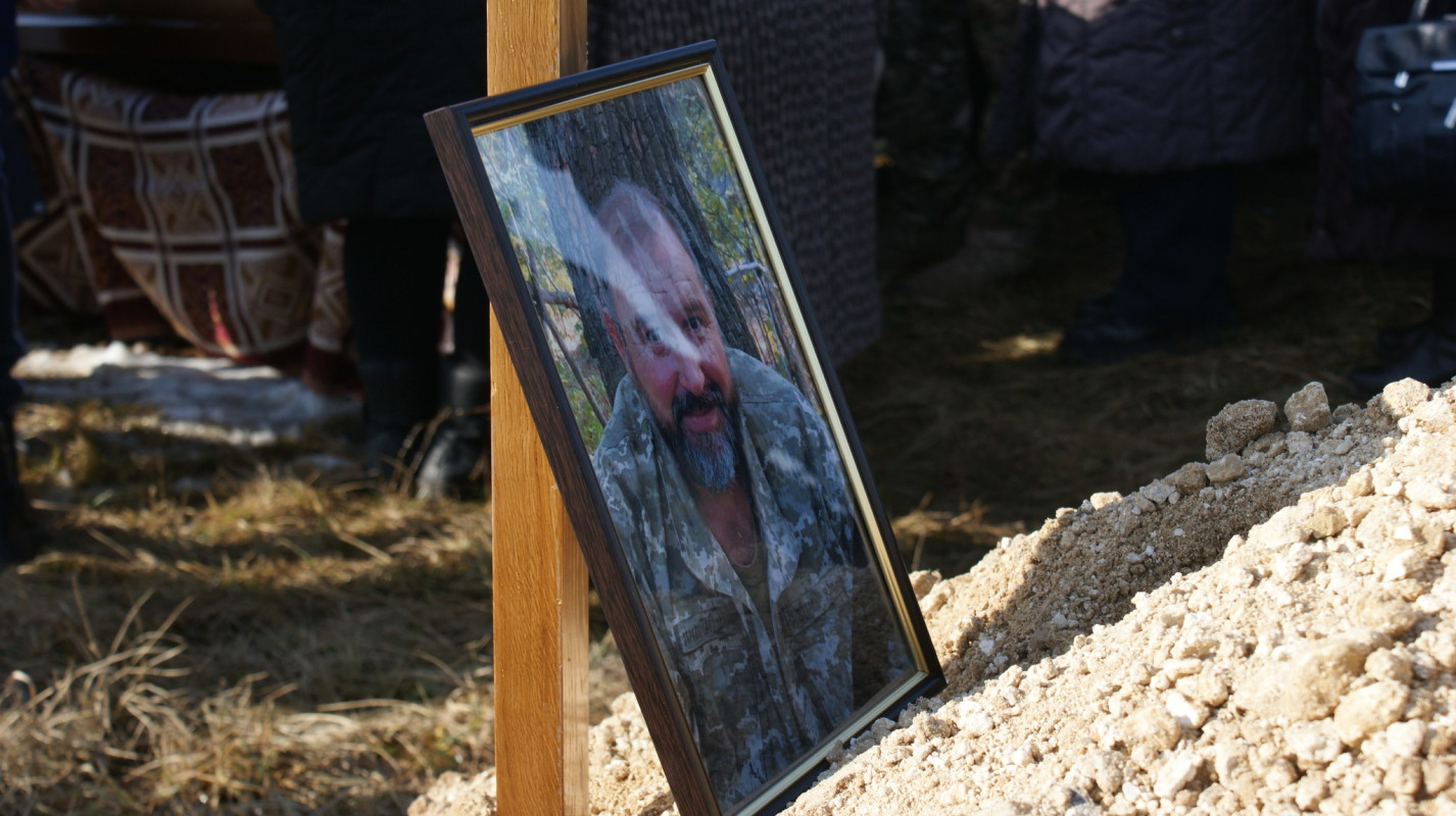 Навколішки і зі сльозами: волиняни попрощалися з Героєм Володимиром Гродським