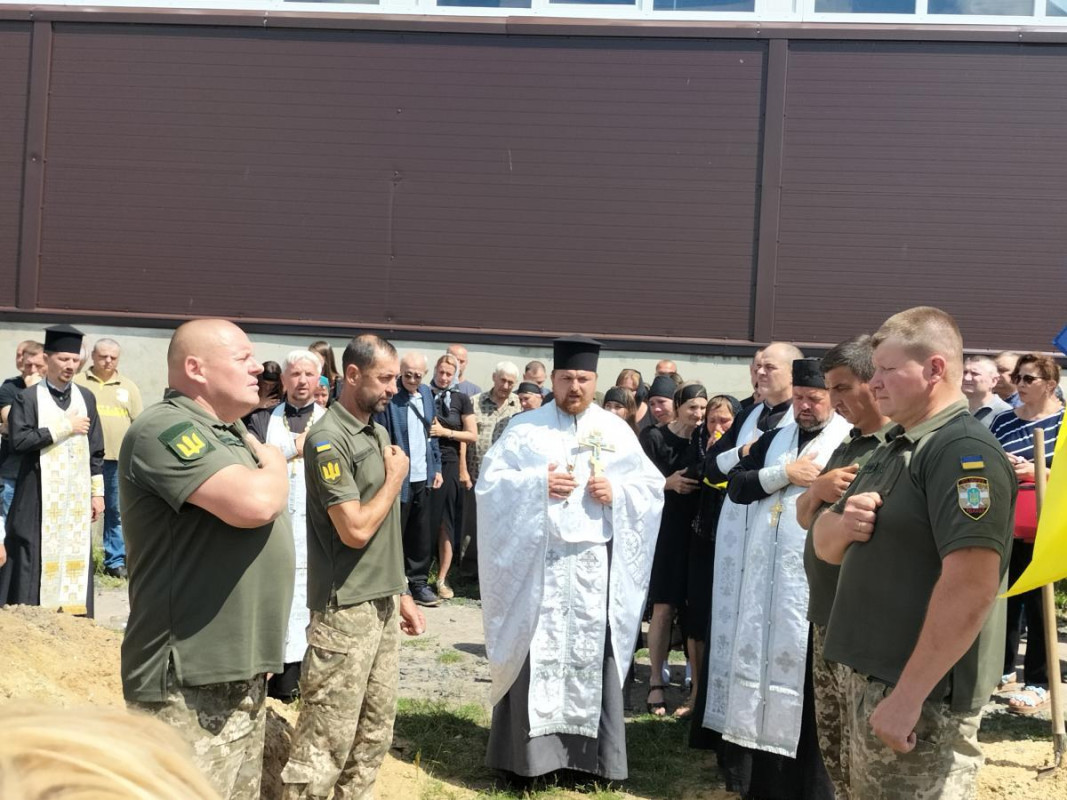 Мати втратила єдиного сина, без батька залишилося троє дітей: у Луцькому районі поховали Героя Сергія Марусюка