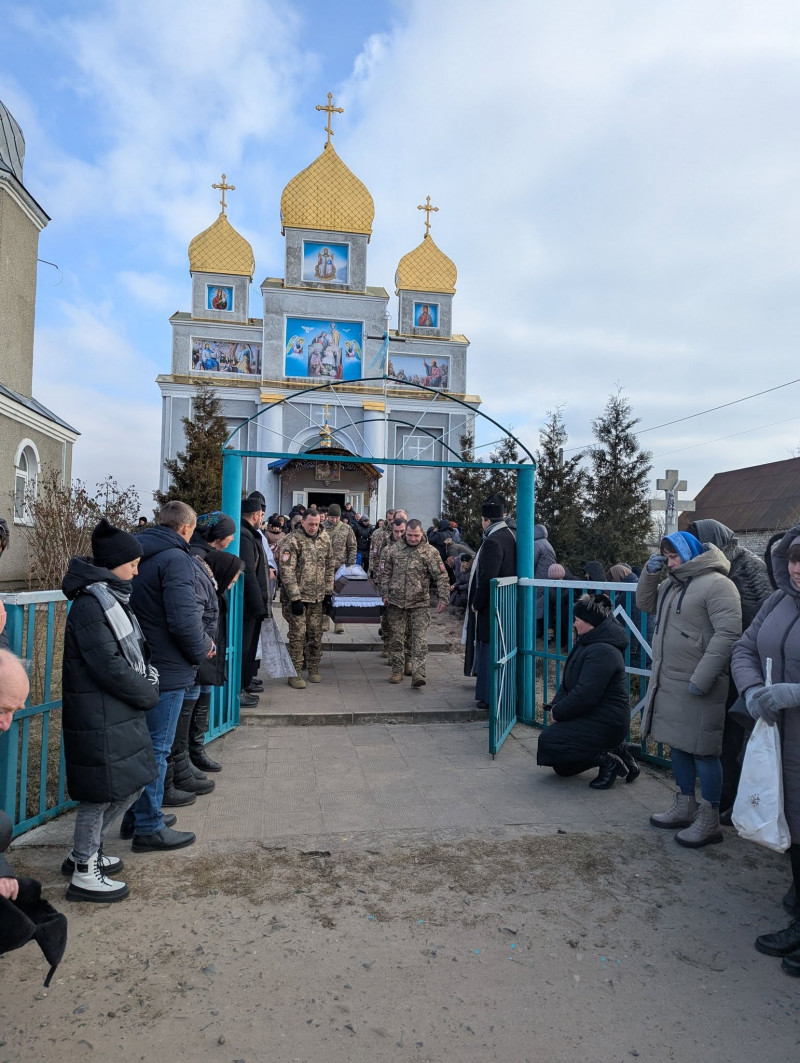 Не дочекалася матір наймолодшого сина, дружина втратила надійного чоловіка, син і доньки люблячого татуся: на Волині поховали Героя Петро Проца