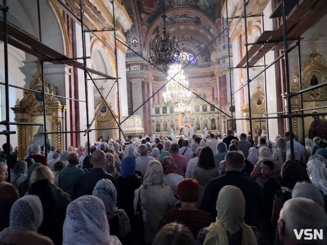 Як у центрі Луцька освячували кошики на Яблучний Спас. ФОТО