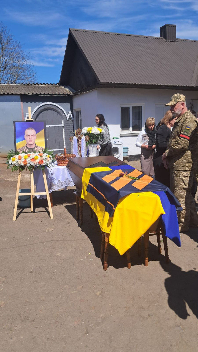Понад 2 роки вважався зниклим безвісти: на Волині поховали Героя Володимира Кожевнікова