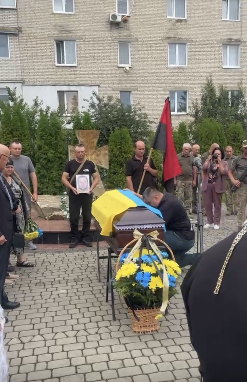 Понад рік вважався зниклим безвісти: на Волинь «на щиті» повернувся Герой Віктор Бурковський