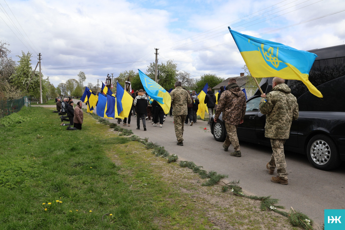 Біль двох сіл: на Волині провели в останню путь воїна Володимира Ридчука