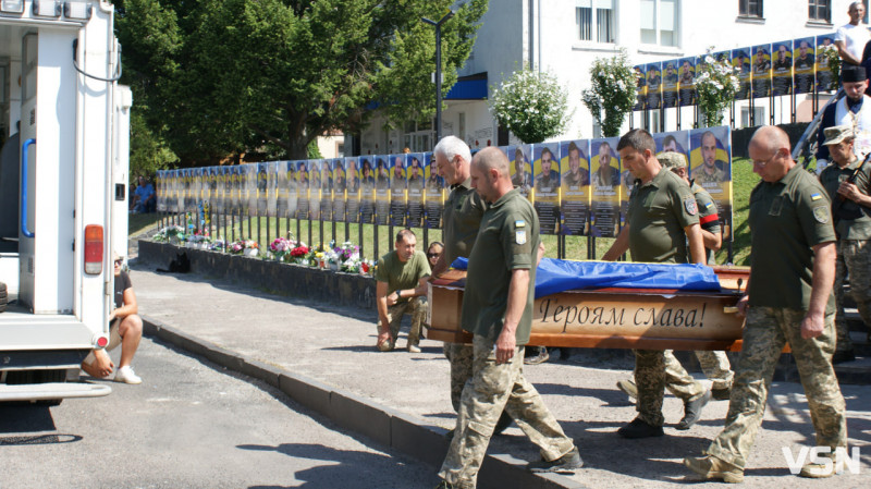 Рідні сподівалися, що в полоні, але дива не сталося: у Рожищі провели в останню путь воїна Миколу Катеринюка