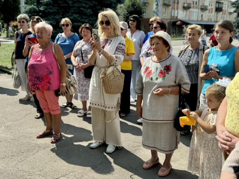 У місті на Волині розгорнули найбільший в'язаний прапор України