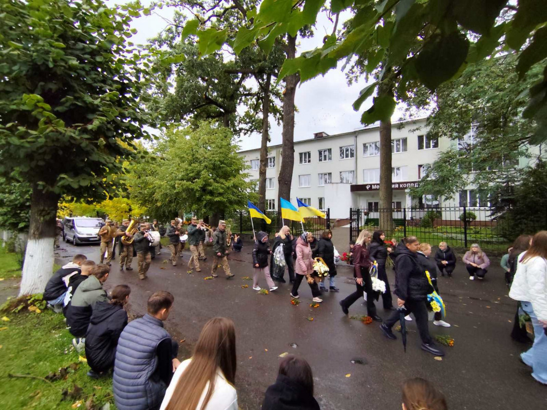 Загинув понад рік тому: у Луцькому районі провели в останню путь захисника Юрія Бондарука