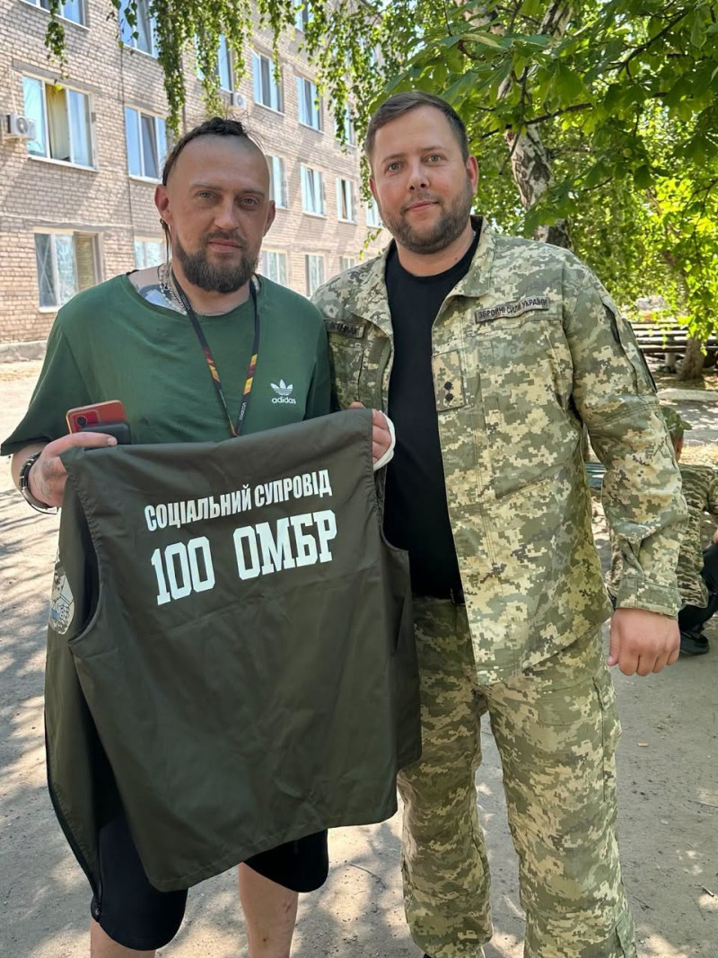 Поранених бійців 100-ї ОМБр відвідали у лікарнях та вручили почесні відзнаки