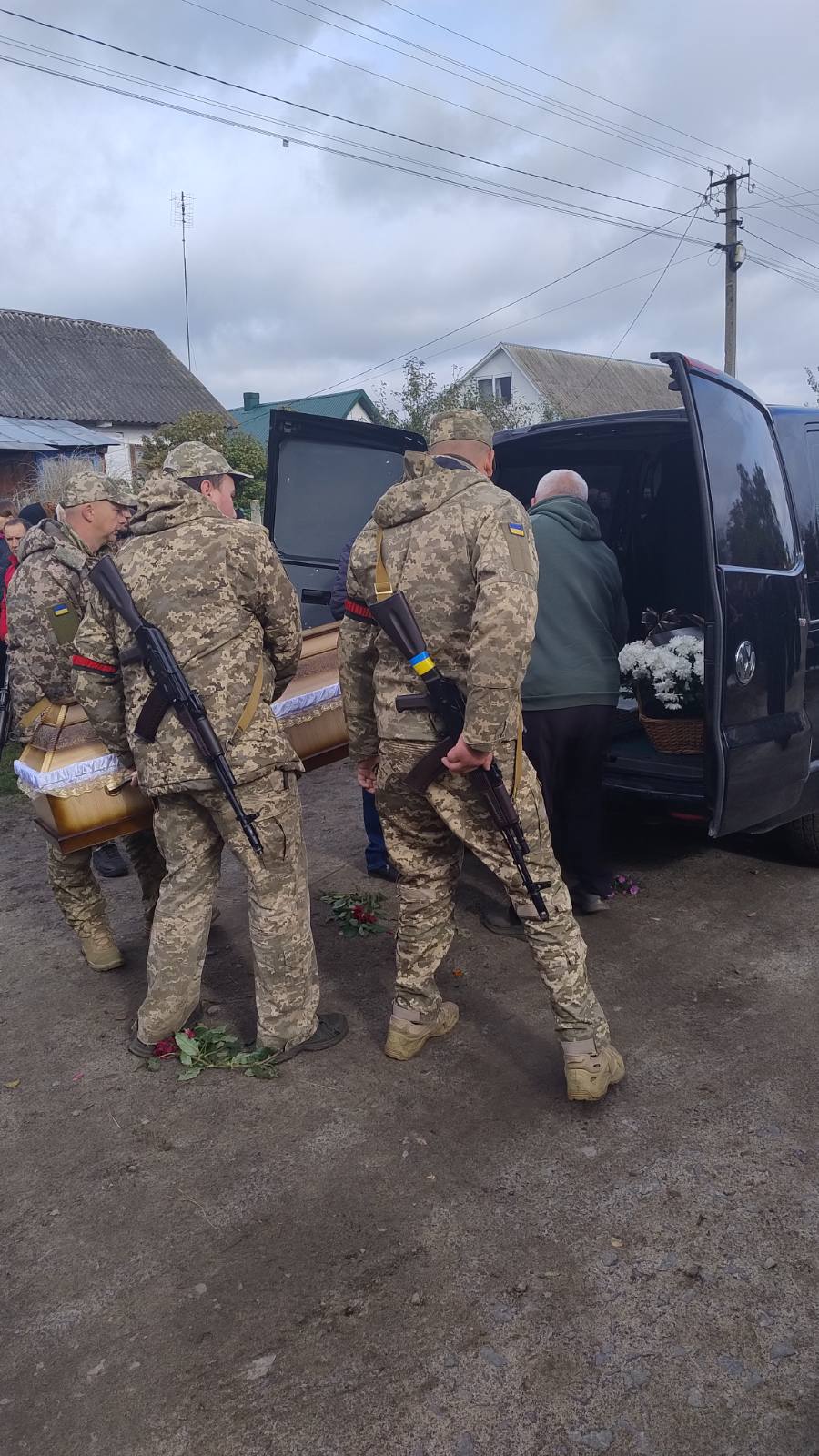 Загинув унаслідок ворожого обстрілу: на Волині попрощались з Героєм Іваном Горбачем