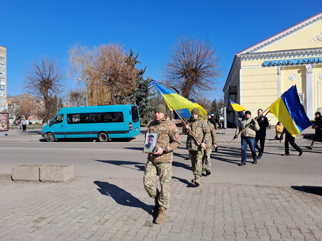 Мав приїхати у відпустку, а повернувся навіки «на щиті»: на Волині попрощалися з Героєм Олександром Маслом