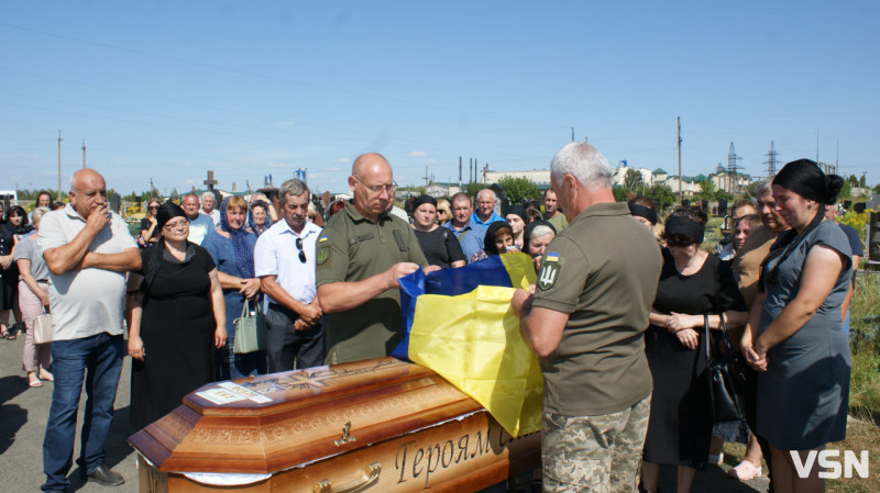 Рідні сподівалися, що в полоні, але дива не сталося: у Рожищі провели в останню путь воїна Миколу Катеринюка