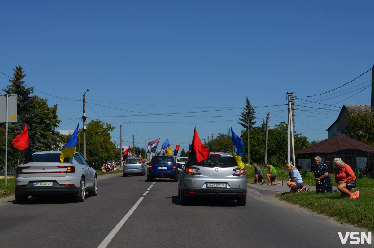 Сотні людей, прапори та квіти: востаннє додому повернувся Герой з Волині Степан Павлович