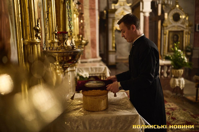 Як у Луцьку освячували кошики напередодні Великодня