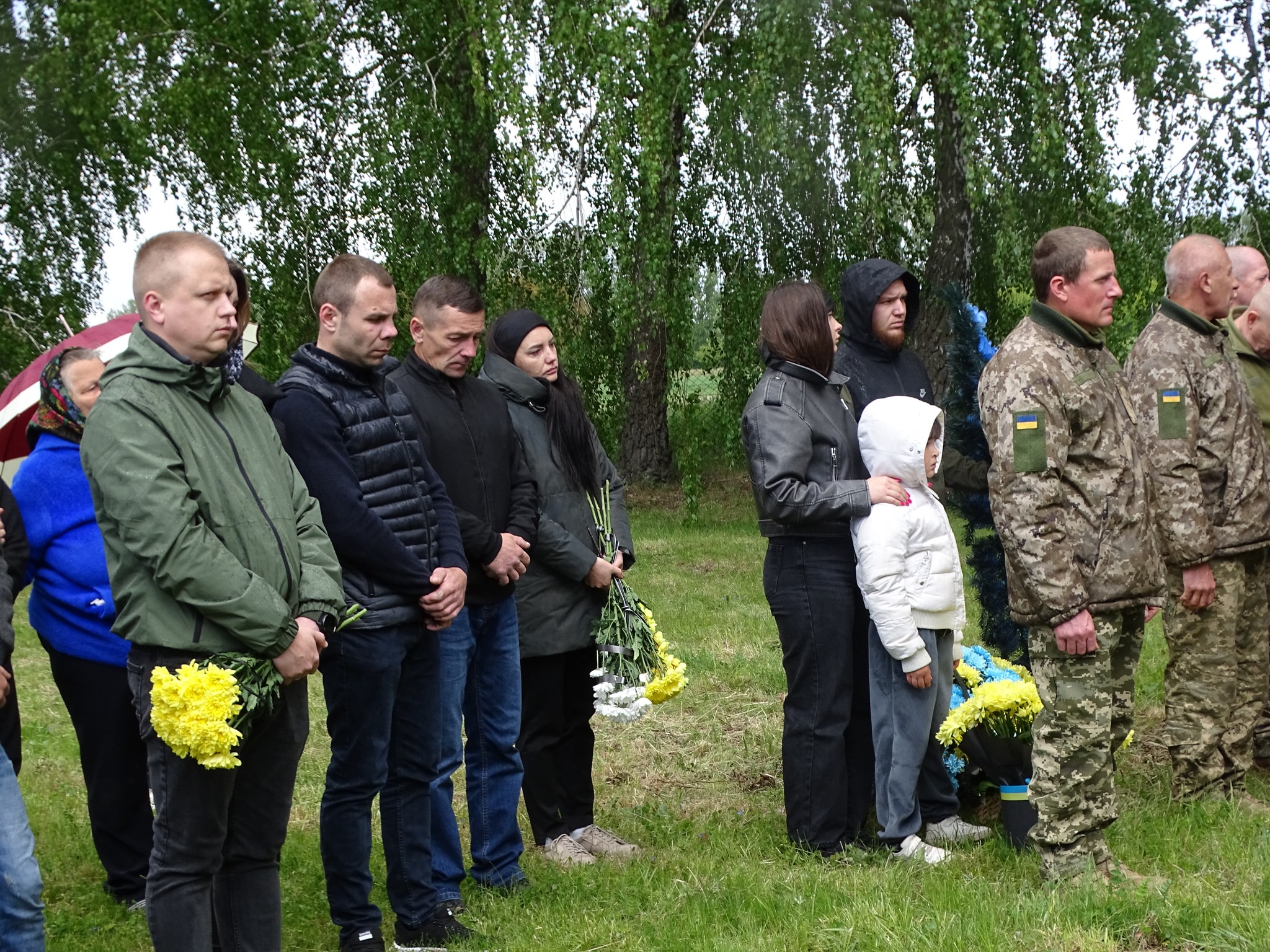 «Вивозив з поля бою поранених, рятував життя, повертав тіла загиблих»: на Волині сотні людей провели в останню дорогу Героя Володимира Кміна