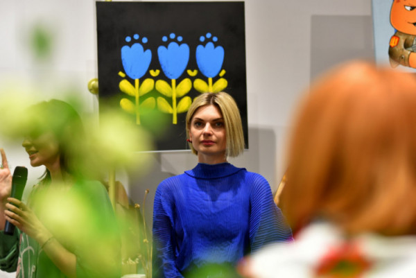 Сторічна вишиванка, підвіска-Україна і унікальні туфлі «Мері Джейн»: у Луцьку відбувся модний благодійний аукціон