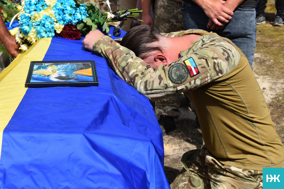 Кохана – у чорному, село – в сльозах: на Волині попрощалися з молодим Героєм Володимиром Черевком