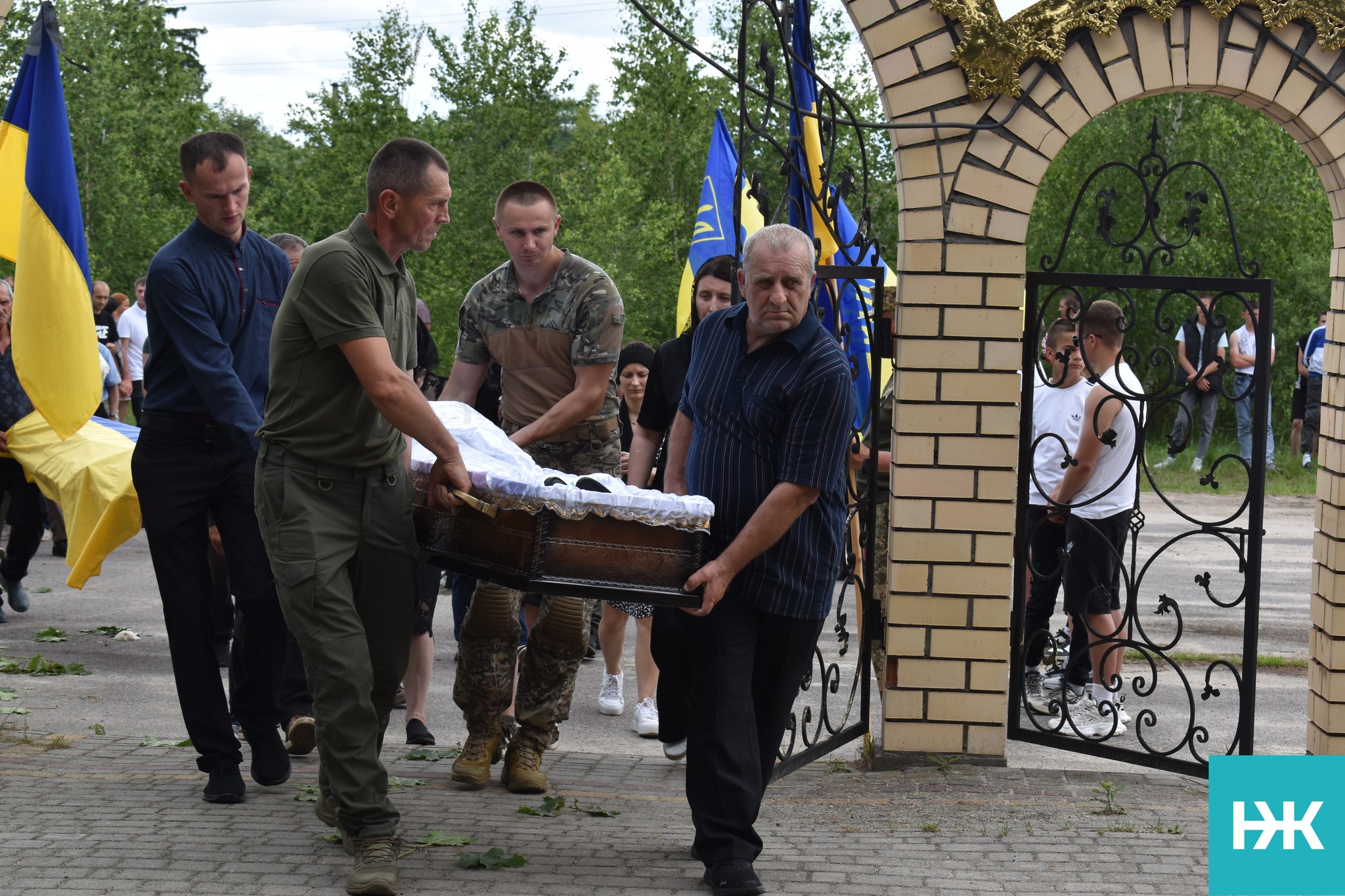 На колінах в останню дорогу проводжало все село: на Волині попрощалися з Героєм Петром Токарем