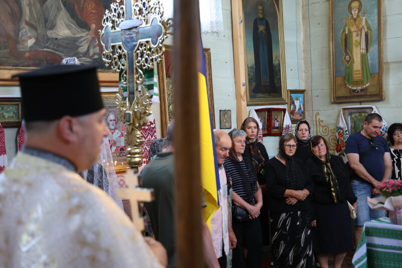 Замість зустрічі — останнє прощання: у Луцькій громаді син із фронту приїхав на похорон батька, який загинув на війні