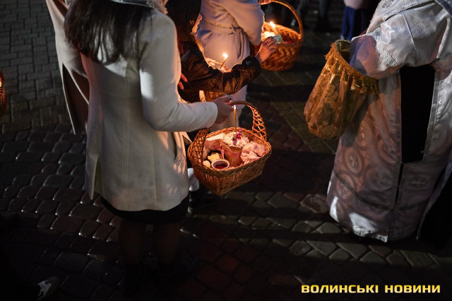Як у Луцьку освячували кошики напередодні Великодня