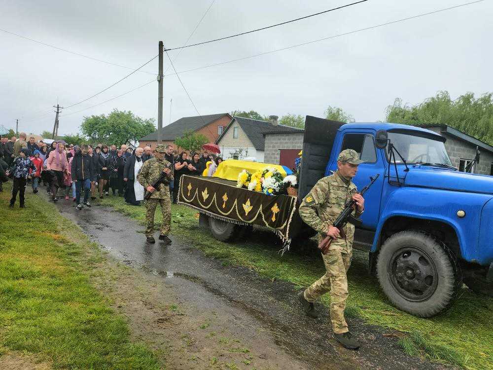 Весільний коровай розділили на кладовищі: на Волині попрощалися з молодими Героєм Сергієм Уляницьким