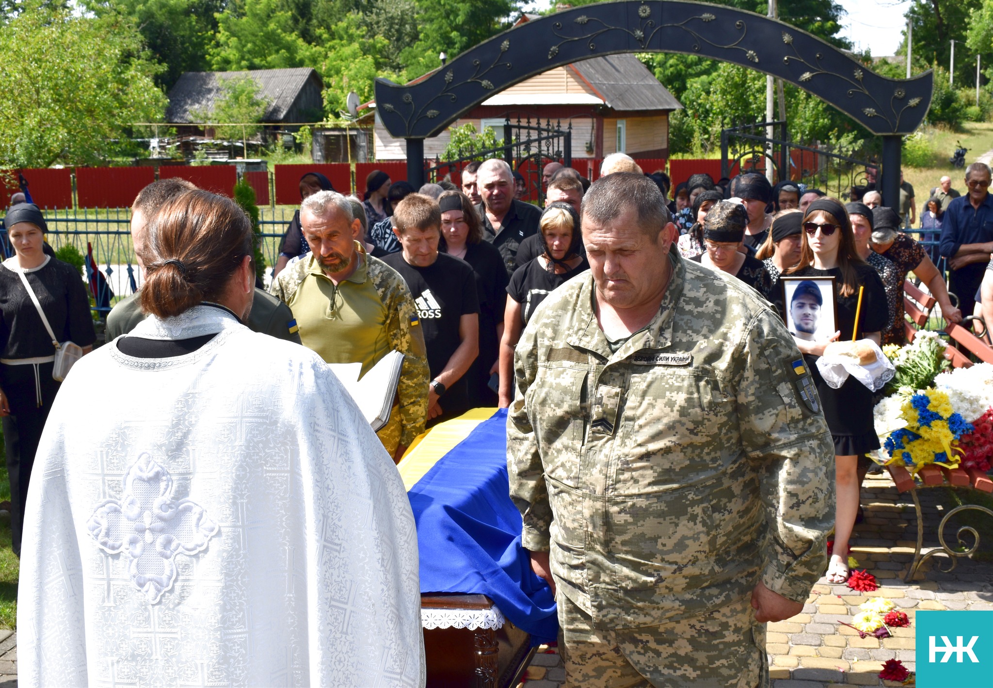 Майже два роки вважався зниклим безвісти: на Волині в останню дорогу провели Героя Олександра Пасіка