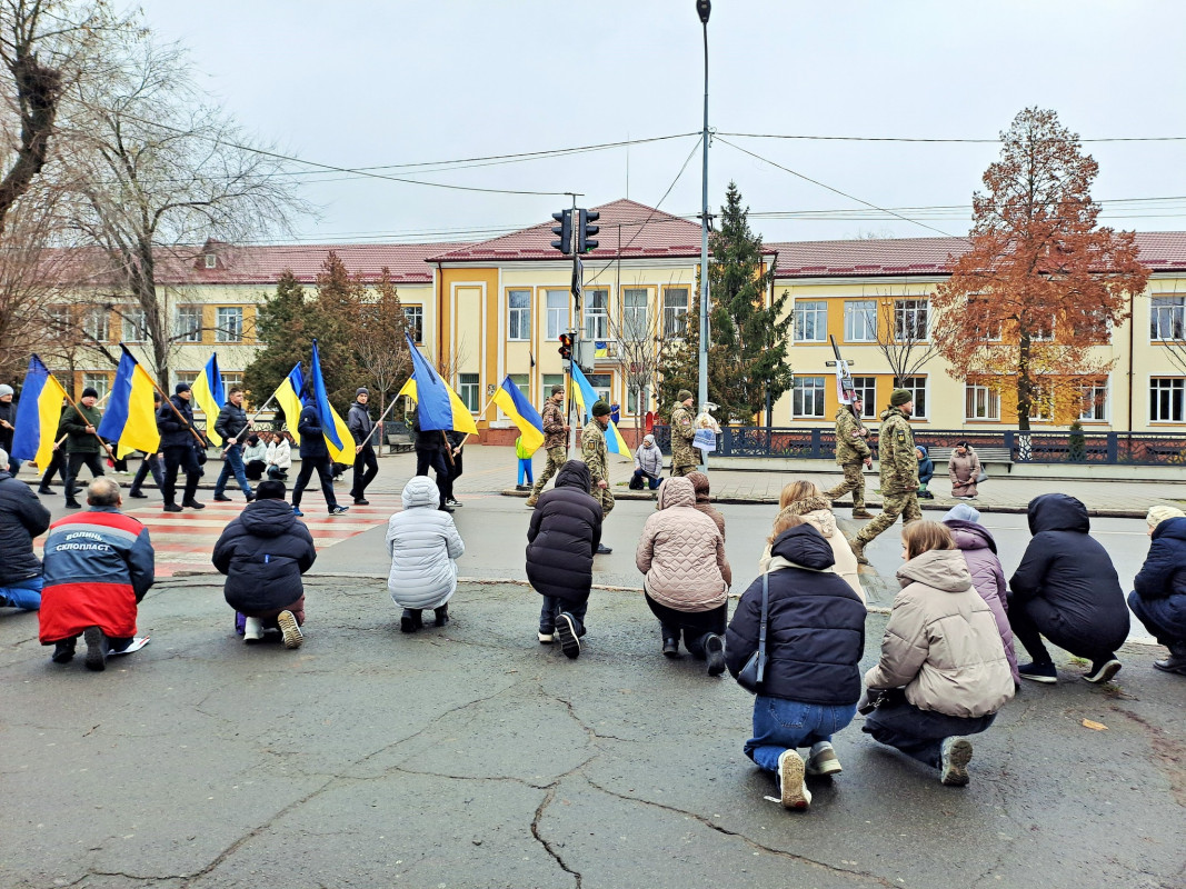 Коровай ділили на кладовищі: у Ковелі в останню путь провели 18-річного Героя Дмитра Приймачука