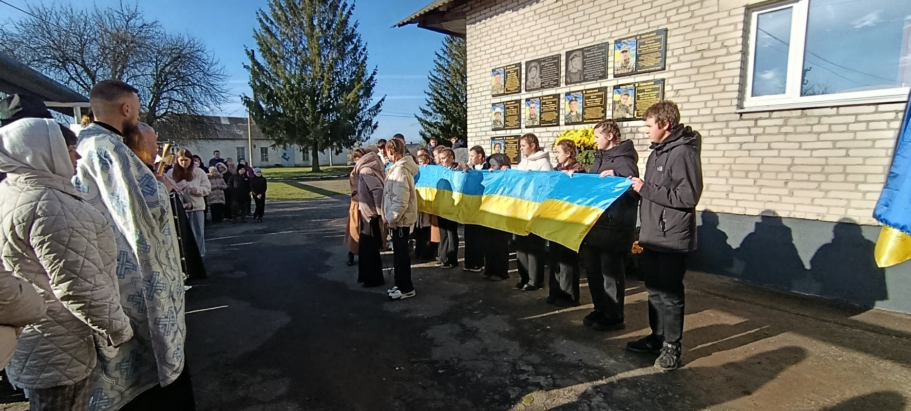 На фасаді сільського ліцею на Волині відкрили аж сім меморіальних дощок загиблим Героям